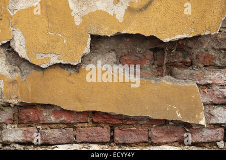 Alte Mauer mit rissigen Putz. Hintergrundtextur. Stockfoto