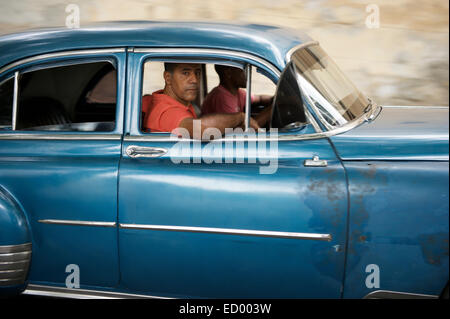 Havanna, Kuba - 13. Juni 2011: Amerikanische Oldtimer dient als Taxi fährt mit Passagieren entlang des Malecon in Zentral-Havanna. Stockfoto