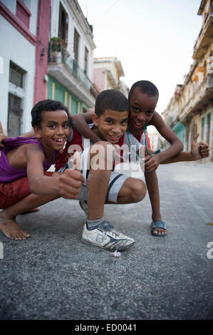 Havanna, Kuba - ca. Juni 2011: Kubanische Kinder spielen zusammen in einer ruhigen Straße in Zentral-Havanna. Stockfoto