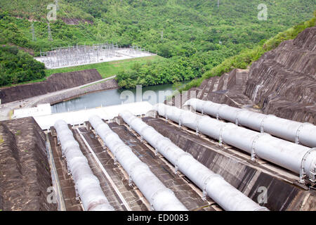 Gigantische Wasserleitungen eines Wasserkraftwerkes und dam Stockfoto