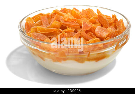 Vollmilch Joghurt mit getrocknete Mango in einer Schüssel auf weißem Hintergrund fotografiert Stockfoto