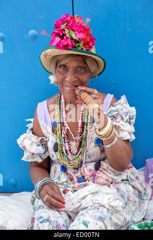 Frau Rauchen A kubanische Zigarre. Havanna. Kuba Stockfoto