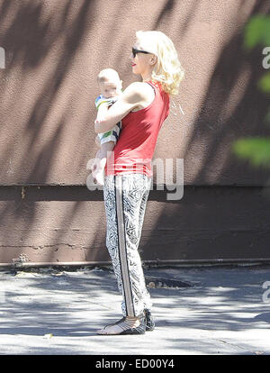Gwen Stefani trägt ein rotes Top und Sonnenbrillen, unterwegs in Los Angeles mit ihrem Mann und zwei Kinder mit: Gwen Stefani, Apollo Rossdale wo: Los Angeles, California, Vereinigte Staaten von Amerika bei: 19. Juni 2014 Stockfoto