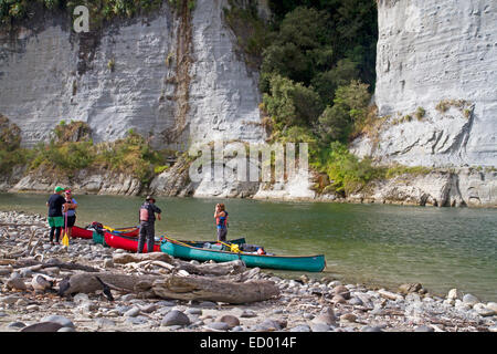 Kanufahren auf der Whanganui-Reise, eine von Neuseelands aufgeführten Great Walks, entlang des Whanganui River Stockfoto