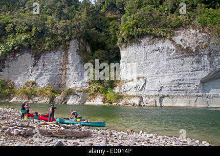 Kanufahren auf der Whanganui-Reise, eine von Neuseelands aufgeführten Great Walks, entlang des Whanganui River Stockfoto