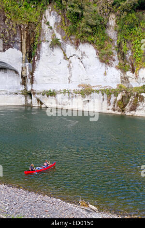 Kanufahren auf der Whanganui-Reise, eine von Neuseelands aufgeführten Great Walks, entlang des Whanganui River Stockfoto