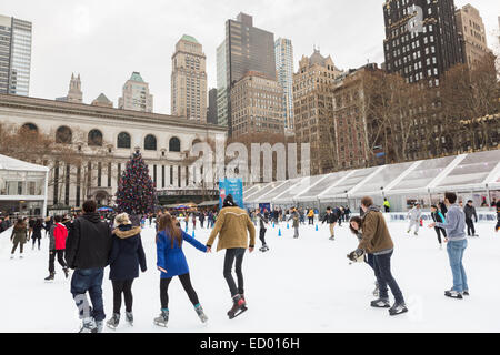 Eisläufer am Urlaub Markt Winter Weihnachtsdorf im Bryant Park 16. Dezember 2014 in New York City, New York. Stockfoto