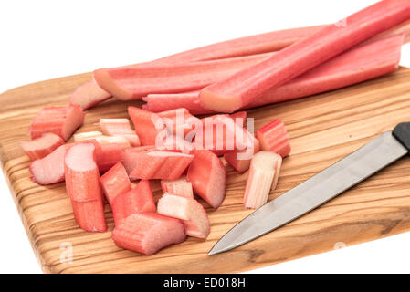 Rhabarber-Vorbereitung auf ein Holzbrett - Studio gedreht Stockfoto