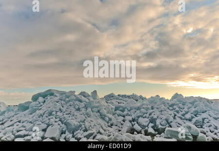 Sonnenuntergang Himmel und gebrochenem Eis am Ladoga-See, Russland. Stockfoto