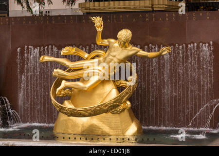 Prometheus-Statue auf der Eisbahn am Rockefeller Center 17. Dezember 2014 in New York City, New York. Stockfoto