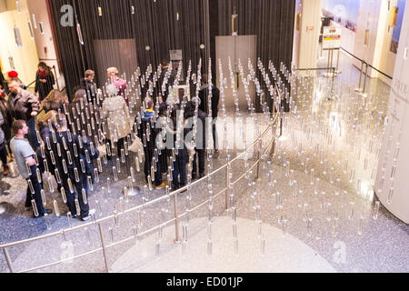 Der Wasserfall Joie Kristall Kronleuchter im großen Atrium Lobby des Rockefeller Center 17. Dezember 2014 in New York City, New York. Stockfoto