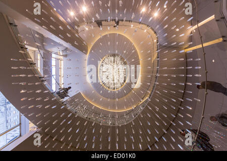 Der Wasserfall Joie Kristall Kronleuchter im großen Atrium Lobby des Rockefeller Center 17. Dezember 2014 in New York City, New York. Stockfoto