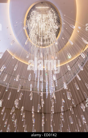 Der Wasserfall Joie Kristall Kronleuchter im großen Atrium Lobby des Rockefeller Center 17. Dezember 2014 in New York City, New York. Stockfoto