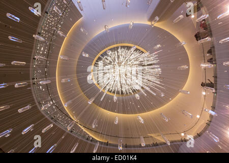 Der Wasserfall Joie Kristall Kronleuchter im großen Atrium Lobby des Rockefeller Center 17. Dezember 2014 in New York City, New York. Stockfoto