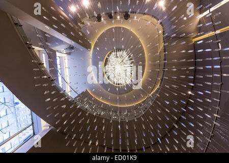 Der Wasserfall Joie Kristall Kronleuchter im großen Atrium Lobby des Rockefeller Center 17. Dezember 2014 in New York City, New York. Stockfoto