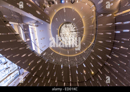 Der Wasserfall Joie Kristall Kronleuchter im großen Atrium Lobby des Rockefeller Center 17. Dezember 2014 in New York City, New York. Stockfoto