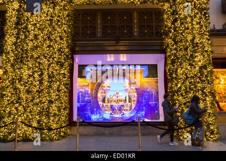 Weihnachtsferien-Fenster anzeigen bei Herrn & Taylor Kaufhaus 16. Dezember 2014 in New York City, New York. Stockfoto