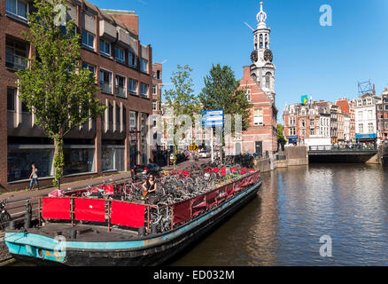 Amsterdam Singel Gracht und Muntplein Platz mit Münzerturm. Kahn für das Abstellen von Fahrrädern der Besucher auf dem Blumenmarkt (Opp) Stockfoto