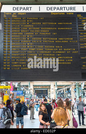Paris Gare du Nord entfernt mit Reisenden unter Zug Abfahrtstafel mit Paris nach London Eurostar Zeitplan Zeittabelle Stockfoto