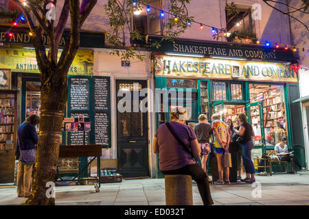 Paris. Junge Mädchen lesen, stöbern, einkaufen im berühmten Shakespeare and Company Paris Bookshop Book Shop Book Store Bookstore Stockfoto