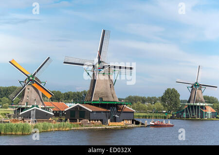 Holland Windmühlen Zaanse Schans Windmühle arbeiten alte holländische Windmühlen entlang des Flusses De Zaan nördlich von Amsterdam Niederlande Stockfoto