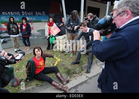 Kein McDonalds in Tecoma-Demonstrant mit Klemmvorrichtung am Arm, da sie von Medien und Journalisten umgeben ist. Stockfoto
