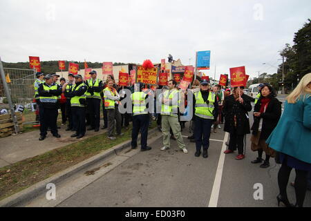Polizei zurückhalten Anti-Mcdonalds-Demonstranten in tecoma Stockfoto