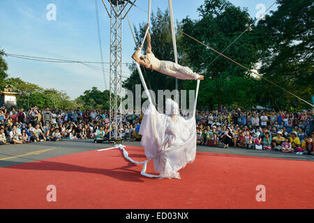 Avantgarde Butoh Künstler auf der Straße zeigen, Bangkok, Thailand Stockfoto