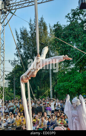 Avantgarde Acrobat und Butoh-Künstler auf der Straße zeigen, Bangkok, Thailand Stockfoto