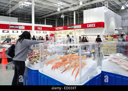 Fischtheke in Costco Wholesale Store, Hayes Road, Hounslow, Greater London, England, Vereinigtes Königreich Stockfoto