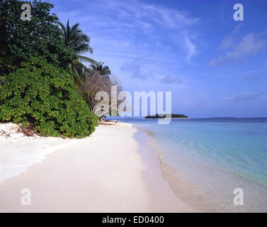 Tropischer Strand auf Bandos Island, zeigt Kuda Bandos Island in Ferne, Kaafu Atoll, Republik Malediven Stockfoto