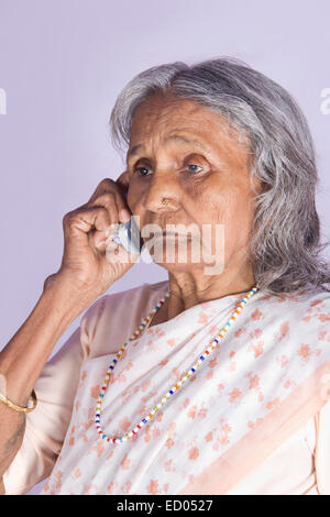 1 indische Senior alte sprechende Telefon Stockfoto