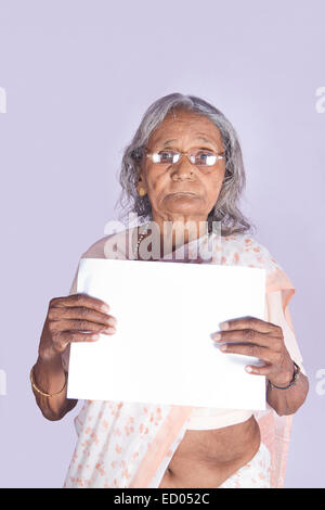 1 alte Senior Inderin zeigt Message Board Stockfoto
