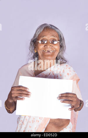 1 alte Senior Inderin zeigt Message Board Stockfoto