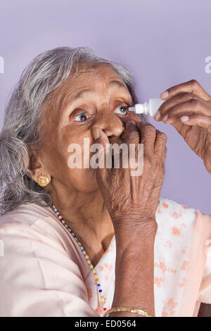 1 indische alte Senior Frau Augen Behandlung Stockfoto