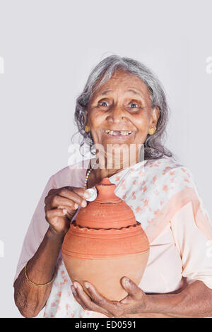 1 indische alte Senior Frau sparen Geld Piggy Bank Stockfoto