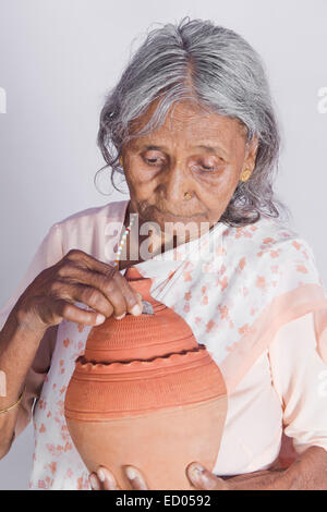 1 indische alte Senior Frau sparen Geld Piggy Bank Stockfoto