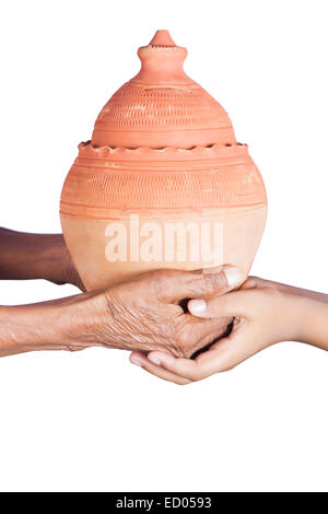 Großmutter mit Kind sparen Piggy Bank Stockfoto