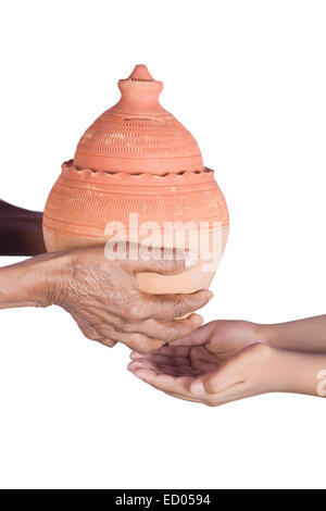 Großmutter mit Kind sparen Piggy Bank Stockfoto