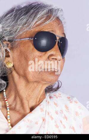 1 indische alte Senior Frau Protective Goggles Stockfoto