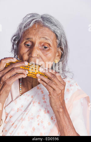 1 indische alte Senior Frau Essen Mais Stockfoto