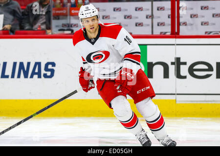 Raleigh, North Carolina, USA. 2. Dezember 2014. Nashville Predators links Flügel während des NHL-Spiels zwischen den Nashville Predators und den Carolina Hurricanes in der PNC Arena James Neal (18). Carolina Hurricanes besiegten die Nashville-Predators2-1. © Andy Martin Jr./ZUMA Draht/Alamy Live-Nachrichten Stockfoto