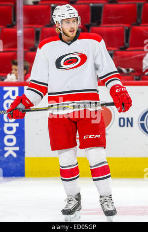 Raleigh, North Carolina, USA. 2. Dezember 2014. Carolina Hurricanes center Elias Lindholm (16) während der NHL-Spiel zwischen den Nashville Predators und den Carolina Hurricanes in der PNC-Arena. Carolina Hurricanes besiegten die Nashville-Predators2-1. © Andy Martin Jr./ZUMA Draht/Alamy Live-Nachrichten Stockfoto