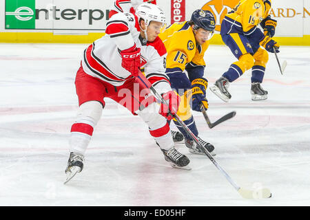 2. Dezember 2014 - Raleigh, North Carolina, USA - Carolina Hurricanes verließ Flügel Jeff Skinner (53) und Nashville Predators center Craig Smith (15) während der NHL-Spiel zwischen den Nashville Predators und den Carolina Hurricanes in der PNC-Arena.  Carolina Hurricanes gegen die Nashville Predators 2: 1. (Kredit-Bild: © Andy Martin Jr./ZUMA Draht) Stockfoto
