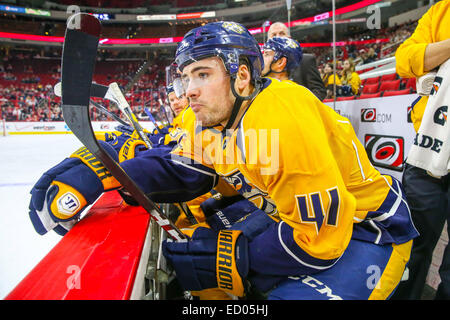 2. Dezember 2014 - Raleigh, North Carolina, USA - Nashville Predators linken Flügel Taylor Beck (41) während des NHL-Spiels zwischen den Nashville Predators und den Carolina Hurricanes in der PNC-Arena.  Carolina Hurricanes gegen die Nashville Predators 2: 1. (Kredit-Bild: © Andy Martin Jr./ZUMA Draht) Stockfoto