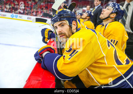2. Dezember 2014 - Raleigh, North Carolina, USA - Nashville Predators Linksaußen Eric Nystrom (24) während des NHL-Spiels zwischen den Nashville Predators und den Carolina Hurricanes in der PNC-Arena.  Carolina Hurricanes gegen die Nashville Predators 2: 1. (Kredit-Bild: © Andy Martin Jr./ZUMA Draht) Stockfoto