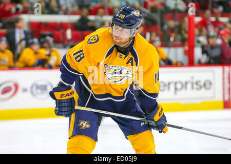 2. Dezember 2014 - Raleigh, North Carolina, USA - Nashville Predators linken Flügel James Neal (18) während des NHL-Spiels zwischen den Nashville Predators und den Carolina Hurricanes in der PNC-Arena.  Carolina Hurricanes gegen die Nashville Predators 2: 1. (Kredit-Bild: © Andy Martin Jr./ZUMA Draht) Stockfoto