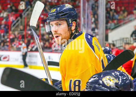 2. Dezember 2014 - Raleigh, North Carolina, USA - Nashville Predators linken Flügel James Neal (18) während des NHL-Spiels zwischen den Nashville Predators und den Carolina Hurricanes in der PNC-Arena.  Carolina Hurricanes gegen die Nashville Predators 2: 1. (Kredit-Bild: © Andy Martin Jr./ZUMA Draht) Stockfoto