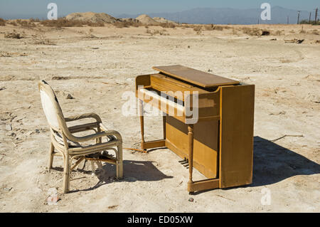 alte verlassene gebrochen Klavier und Stuhl in der Nähe von the Salton Sea Stockfoto