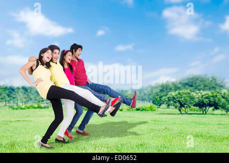 indische Freunde Unfug Hochschulpark Stockfoto